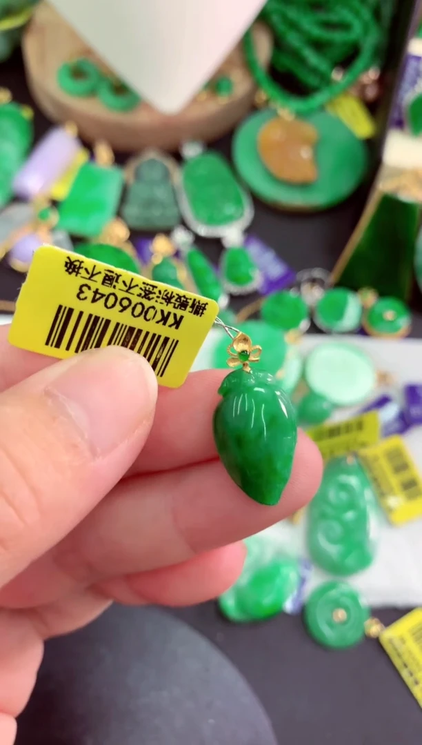 颈饰18K金镶嵌翡翠挂件