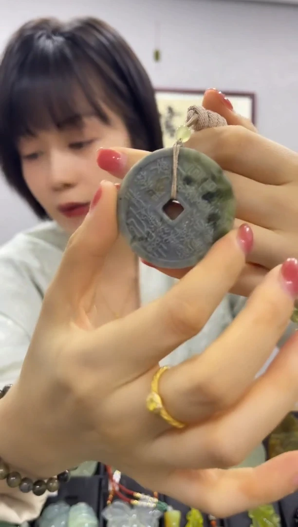 岫玉未镶嵌吊坠·