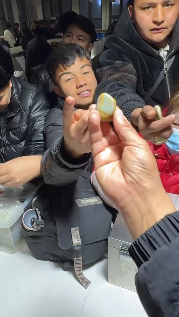 未镶嵌和田玉（糖玉）挂件和田玉