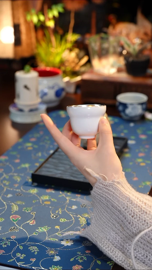 溜银杯子··········