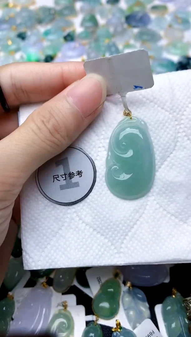颈饰18K金镶嵌翡翠天然A货翡翠