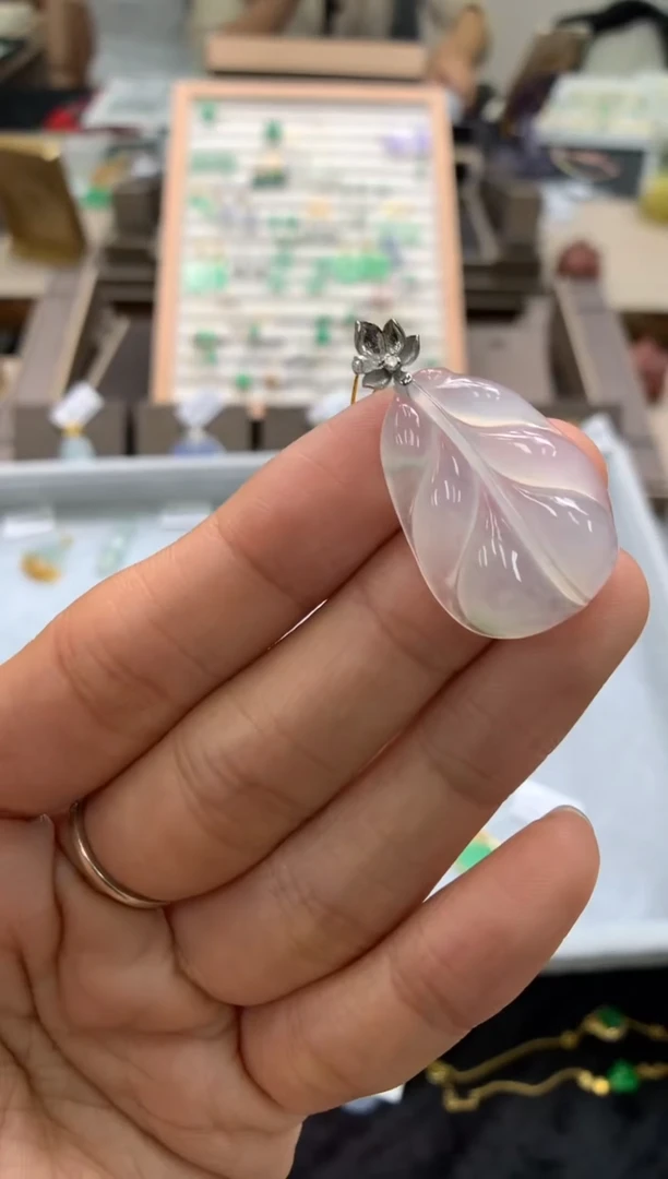 颈饰18K金镶嵌翡翠芭蕉叶