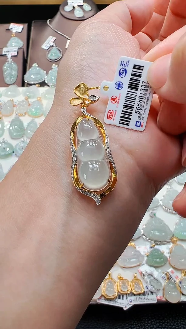 翡翠18K金镶嵌颈饰福豆吊坠1337