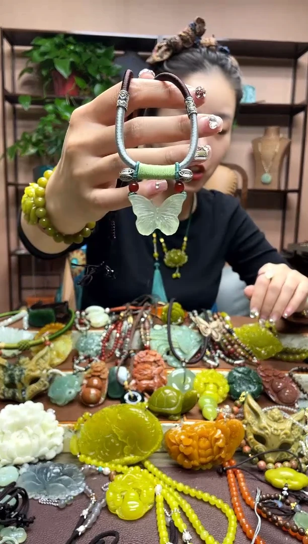 未镶嵌岫玉颈饰·
