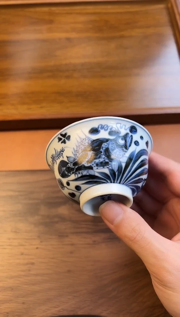 问青坊纯手工手绘青花仿元鱼藻柴窑主人杯