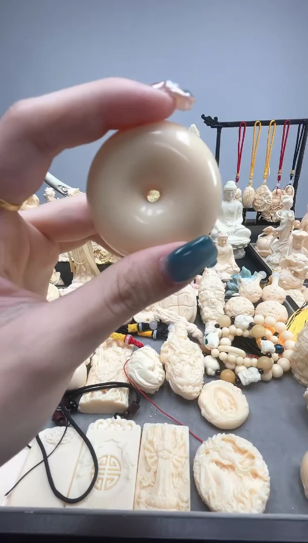 象牙果雕刻面包扣