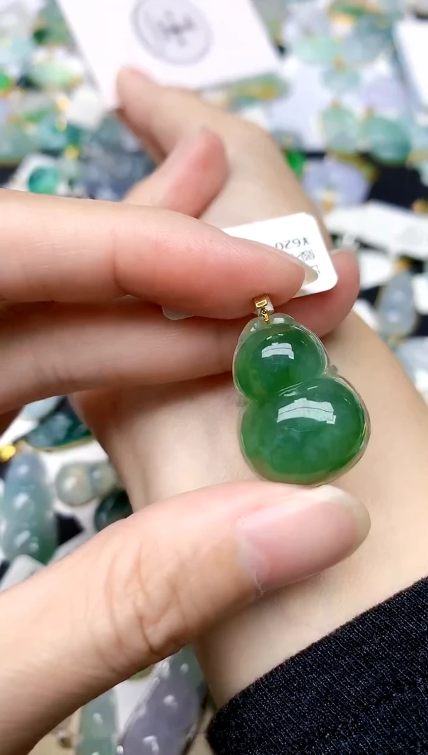 颈饰18K金镶嵌翡翠天然A货翡翠