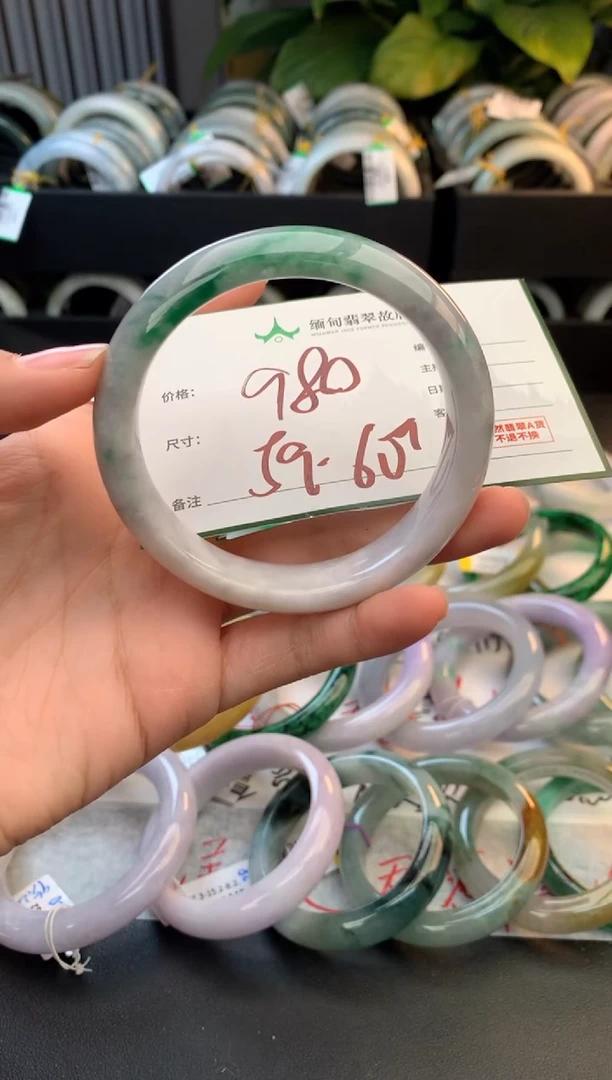 未镶嵌定制翡翠毛货需精细抛光+多人