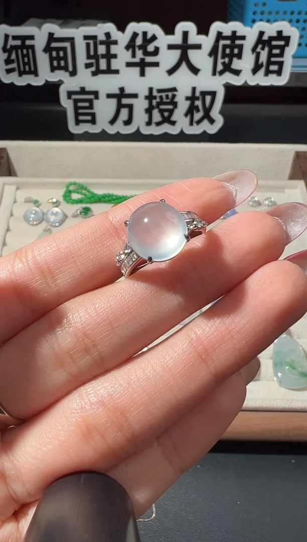 18K金镶嵌戒指翡翠缅甸珠宝严选