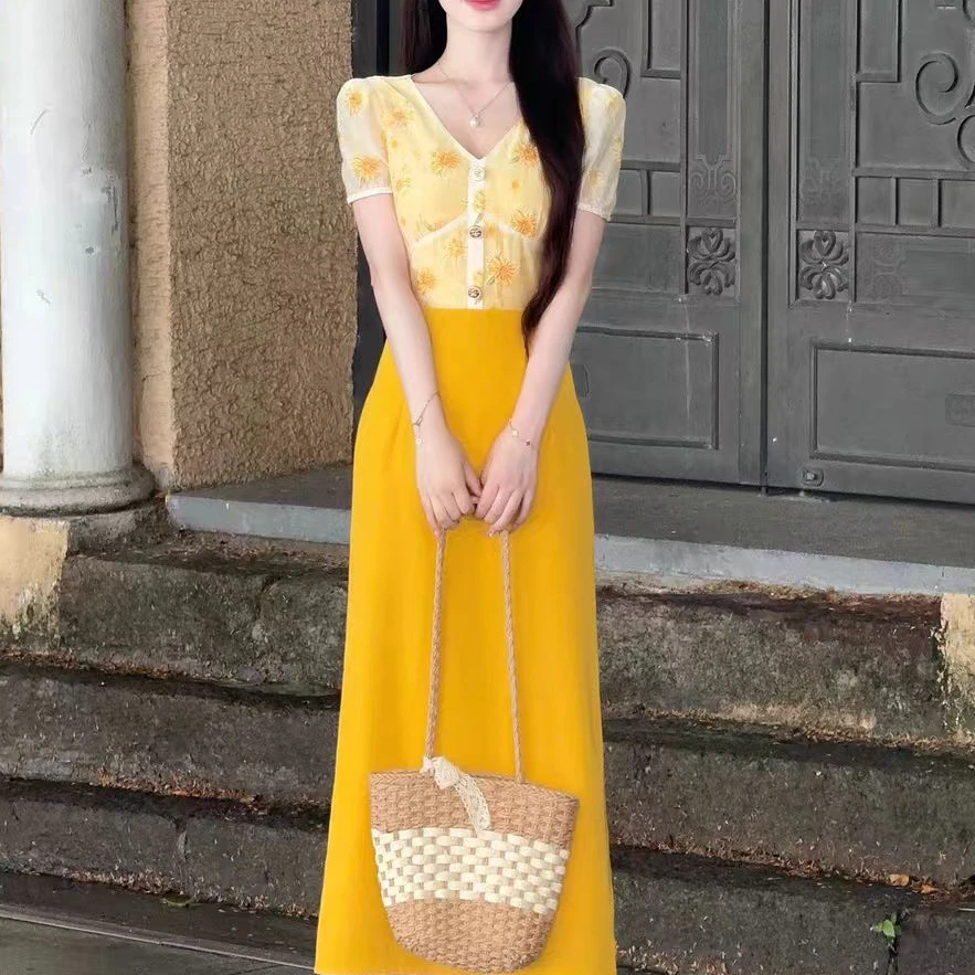 现611-5#2025夏季新款黄色V领法式设计感度假风拼接假两件连衣裙