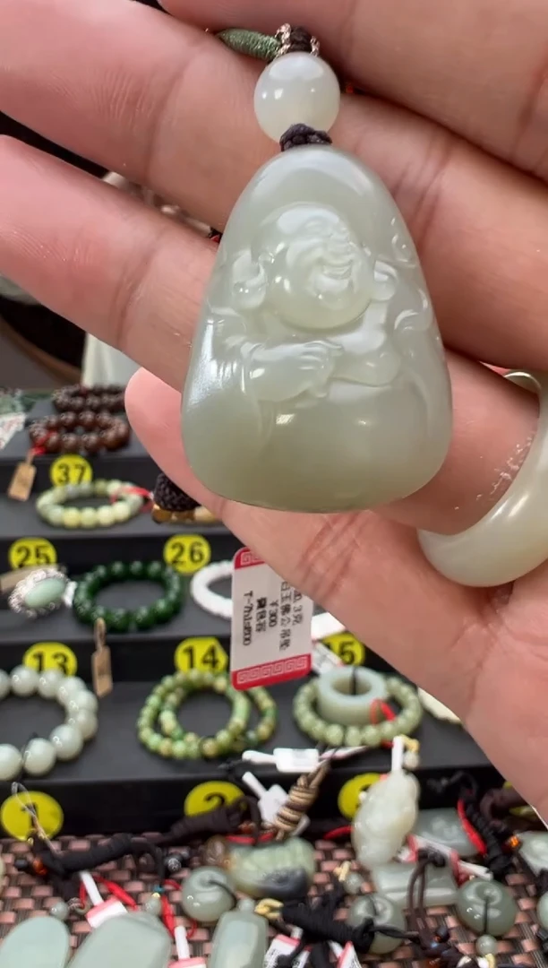 吊坠(赠链)未镶嵌和田玉且末料青白玉佛公吊坠