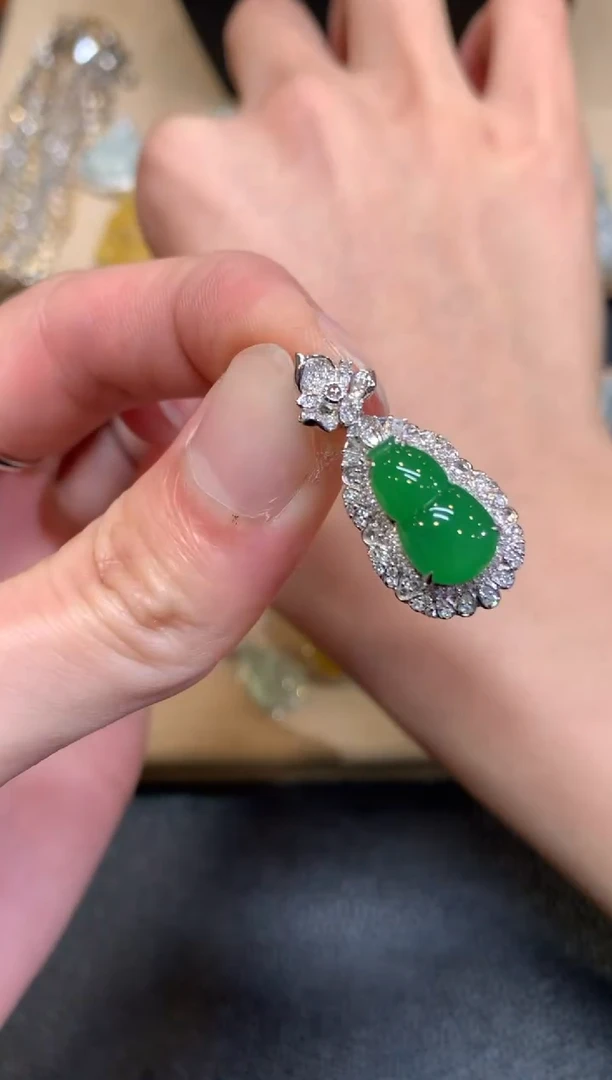 【闪购商品】翡翠颈饰18K金镶嵌葫芦【无服务费】