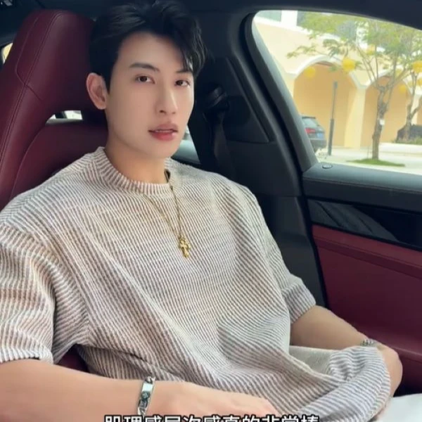 夏季高级感新款韩系肌理感竖纹短袖T恤百搭宽松男士休闲圆领上衣