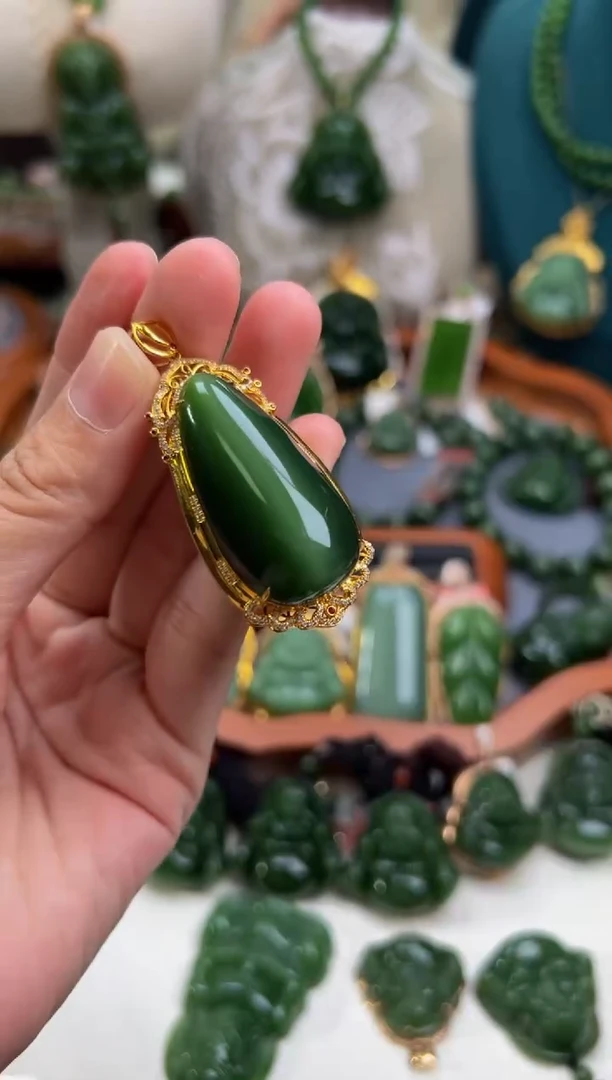 颈饰18K金镶嵌和田玉碧玉19.37.13左右