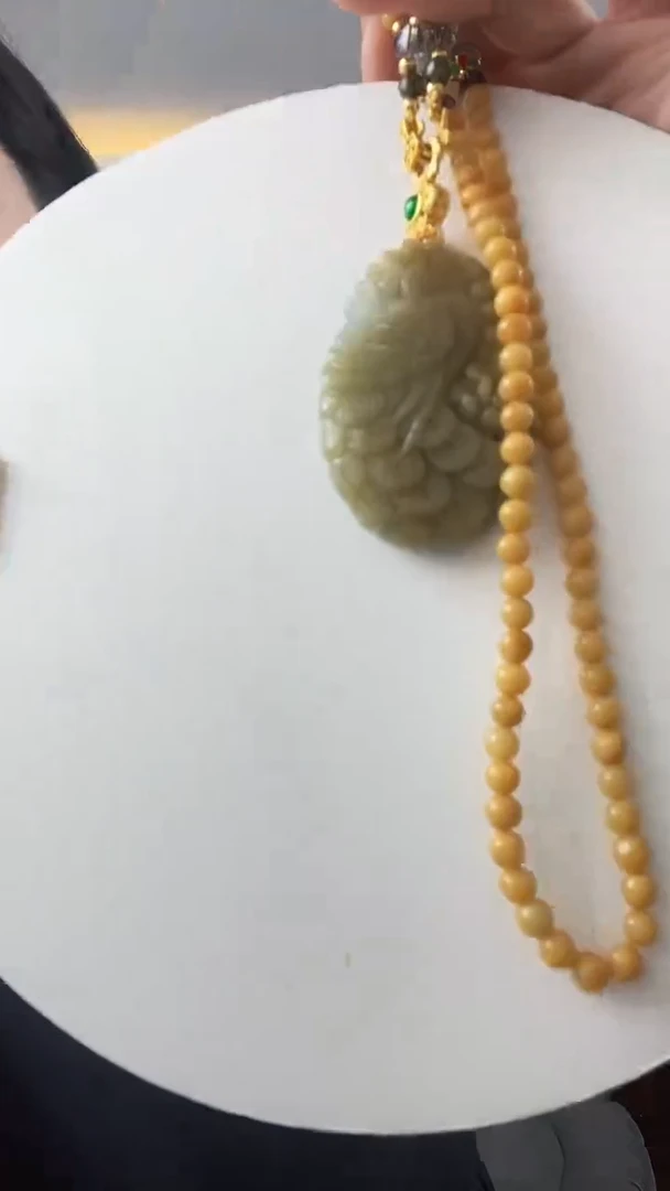 翡翠未镶嵌颈饰凤穿牡丹