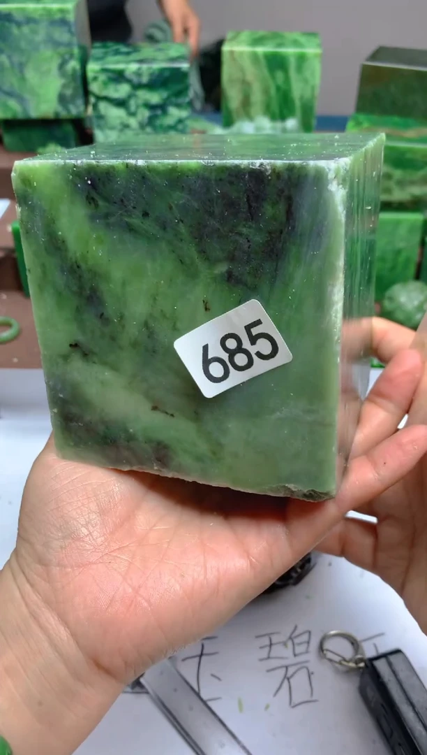 和田玉（碧玉）未镶嵌珠宝半成品1