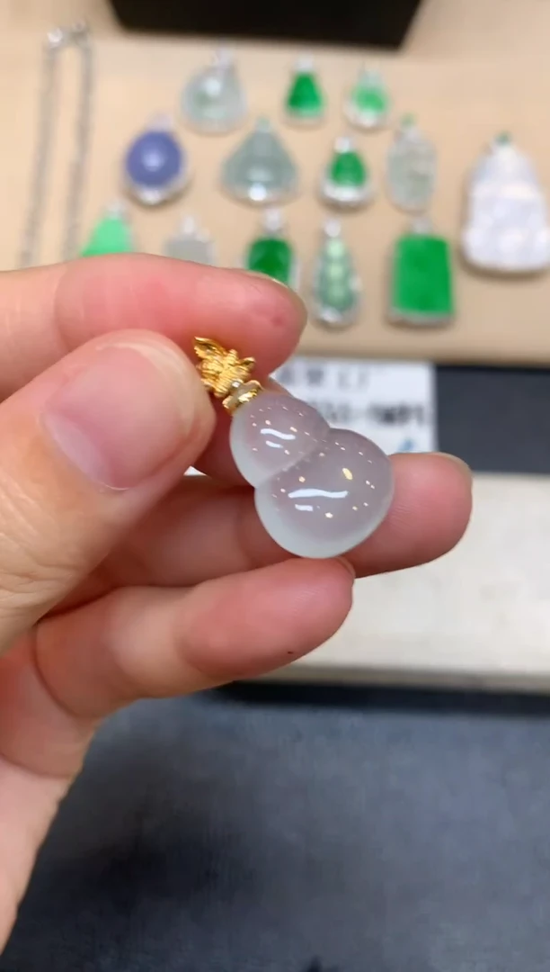 颈饰18K金镶嵌翡翠葫芦【无服务费