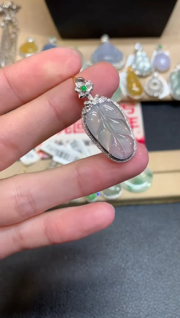 【闪购商品】翡翠颈饰18K金镶嵌叶子【无服务费】