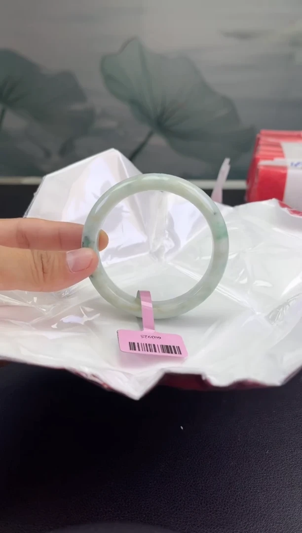 翡翠手镯未镶嵌翡翠手镯