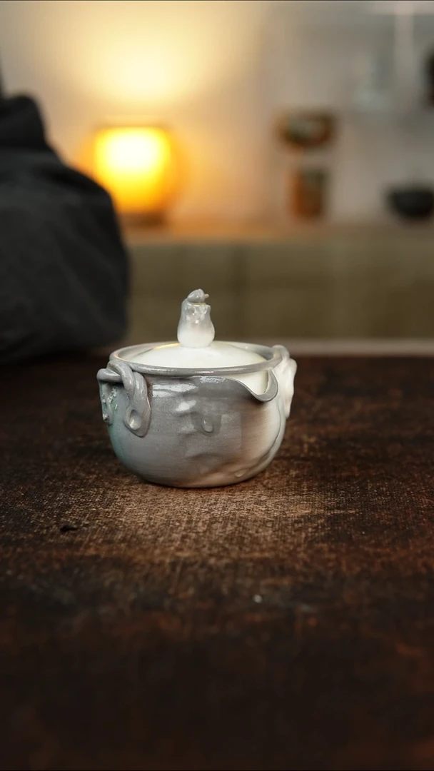 579  高白宝瓶  130cc   微瑕