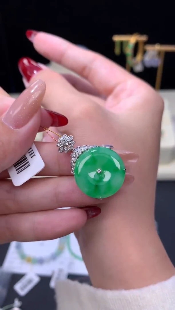 颈饰18K金镶嵌翡翠48小时鉴赏期 退货不扣服务费