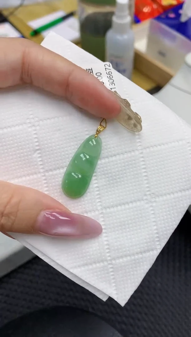 翡翠18K金镶嵌颈饰1111111111