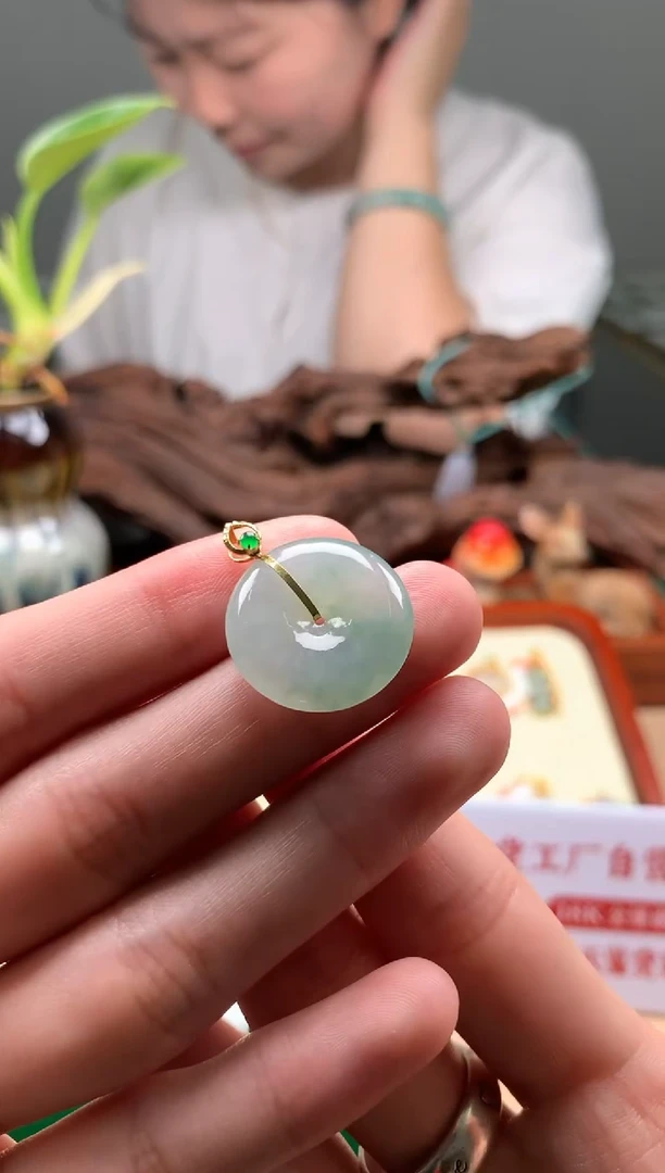 翡翠18K金镶嵌颈饰平安扣