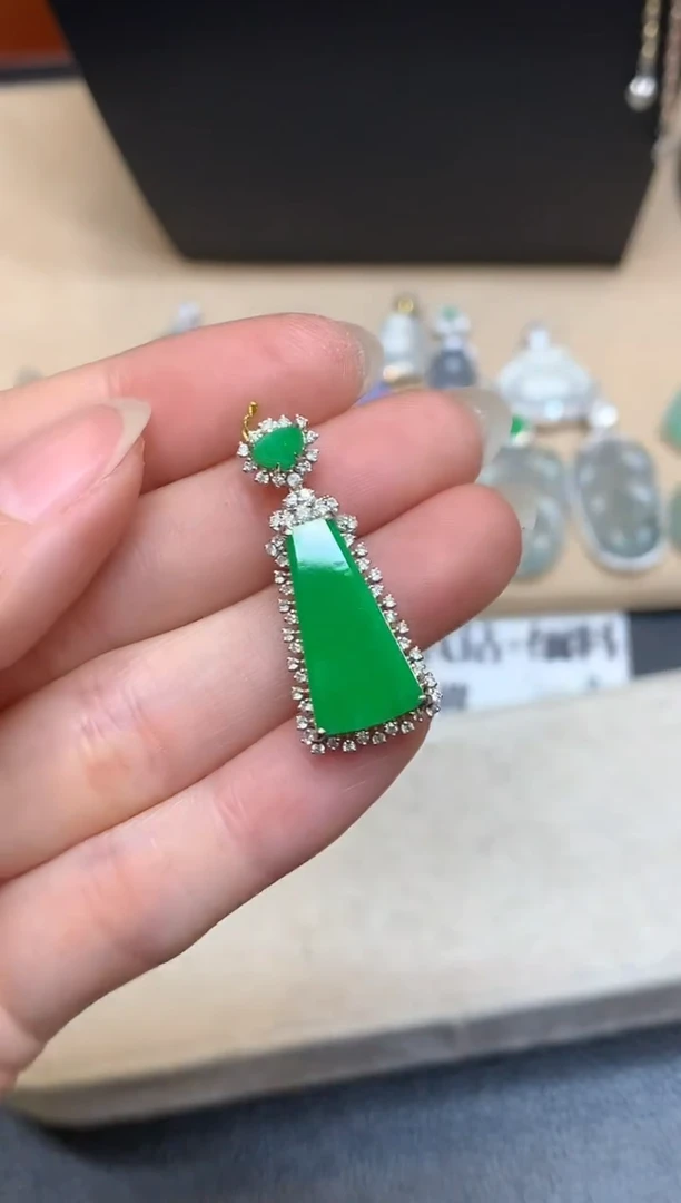 颈饰18K金镶嵌翡翠无事牌【无服务费