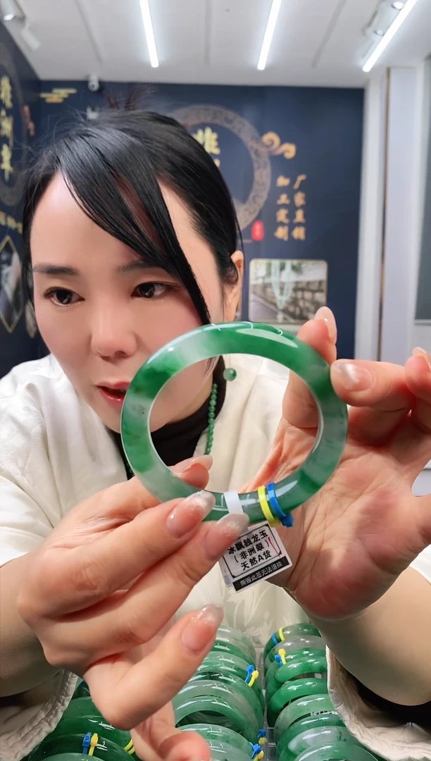 【闪购商品】石英质玉手镯未镶嵌38