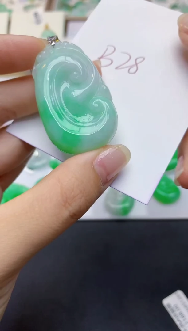 翡翠18K金镶嵌颈饰天然缅甸A货翡翠