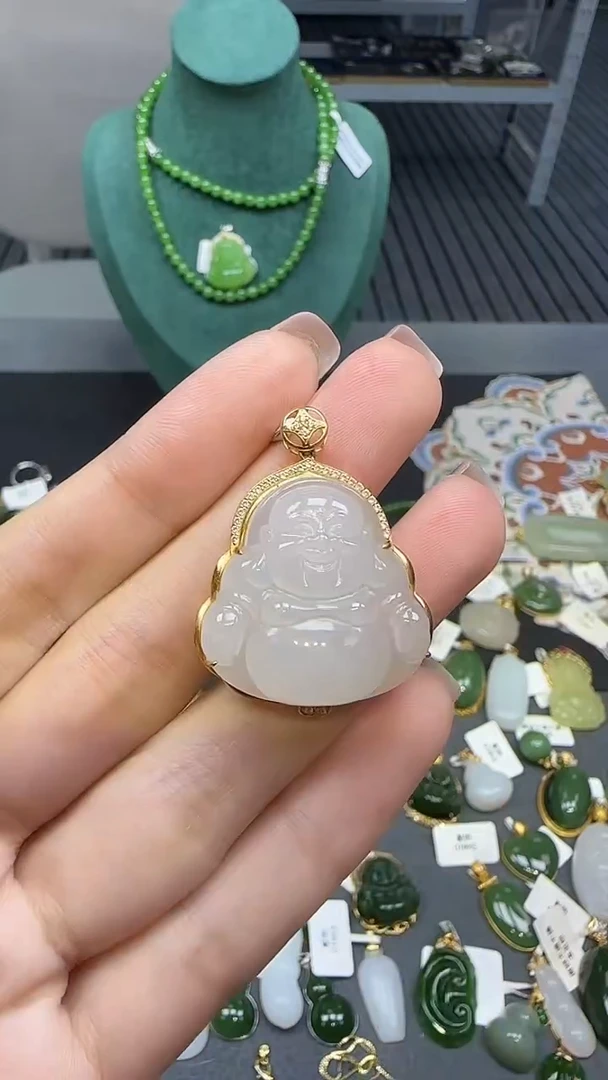 18K金镶嵌和田玉挂件1