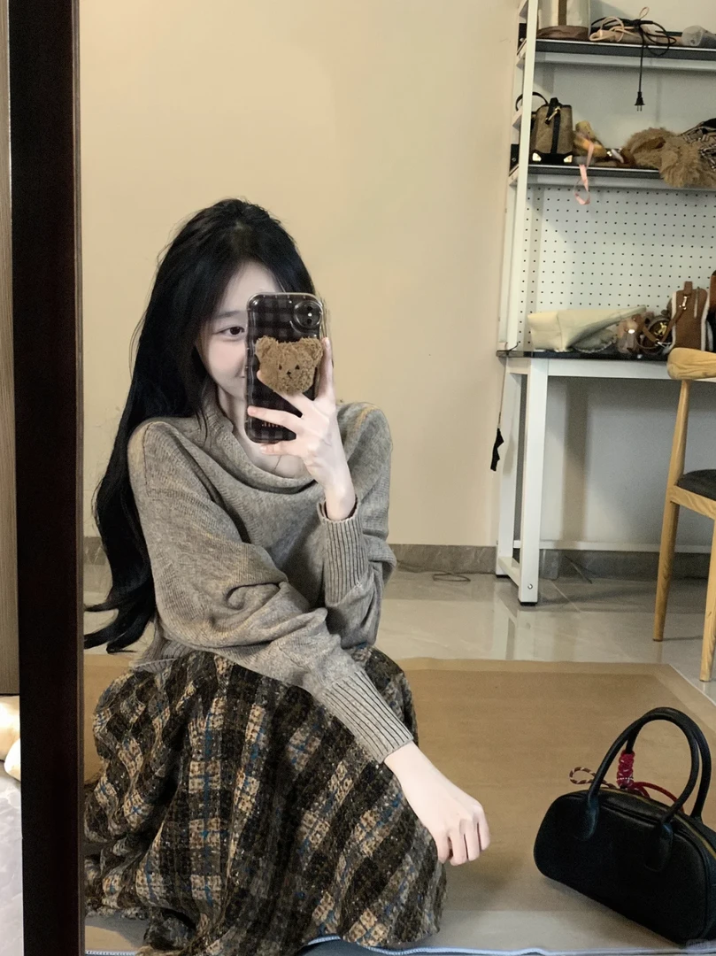 2025秋冬新款高级感复古针织套头毛衣女搭配格子半身裙显瘦两件套