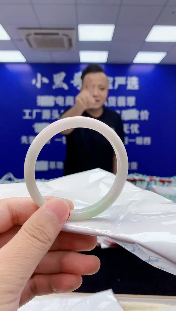 翡翠手镯未镶嵌1翡翠A货手镯