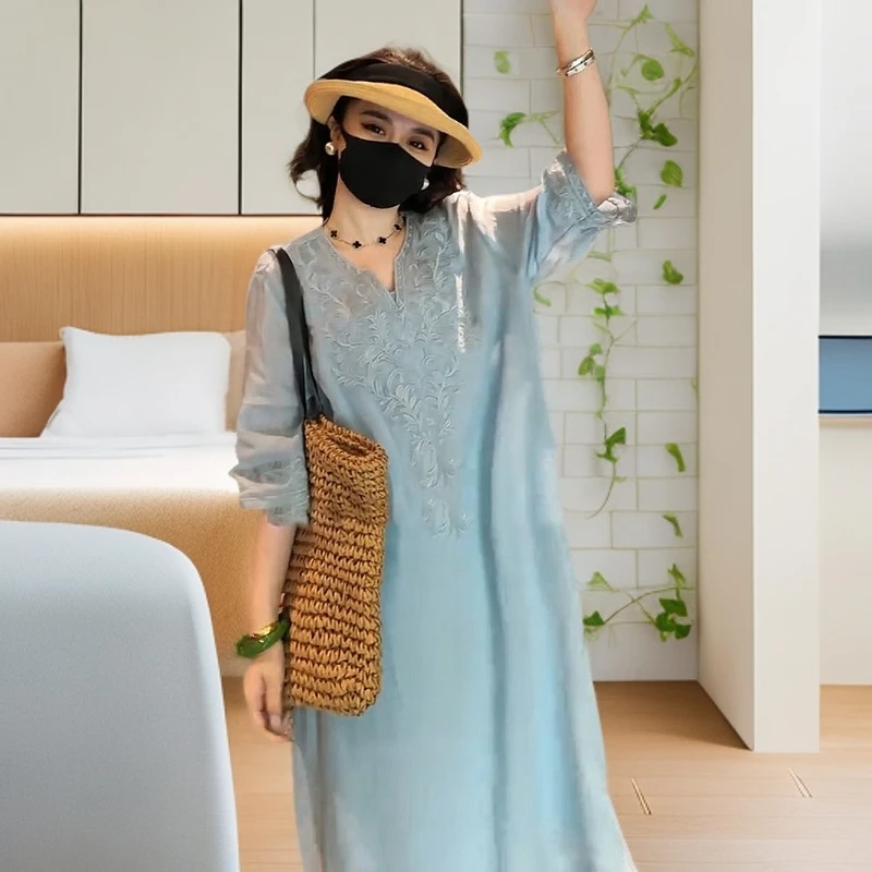 新中式国风重工刺绣蓝白色v领连衣裙2025夏季新款宴会连衣裙宽松