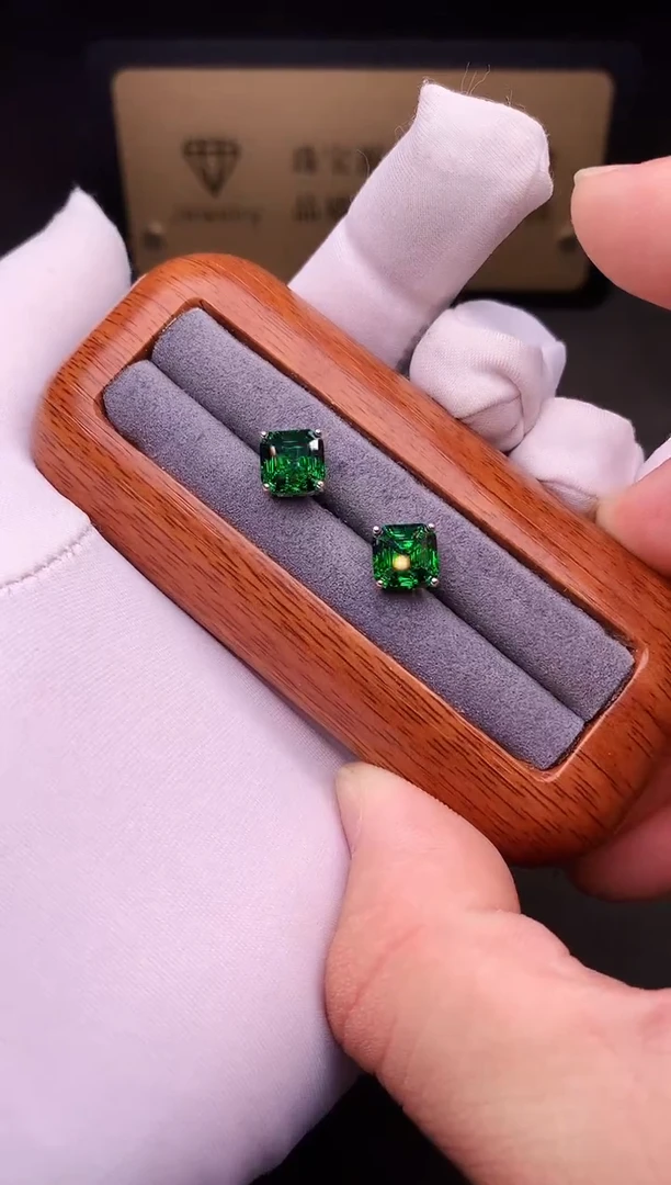 银S925镶嵌耳饰绿色碧玺······