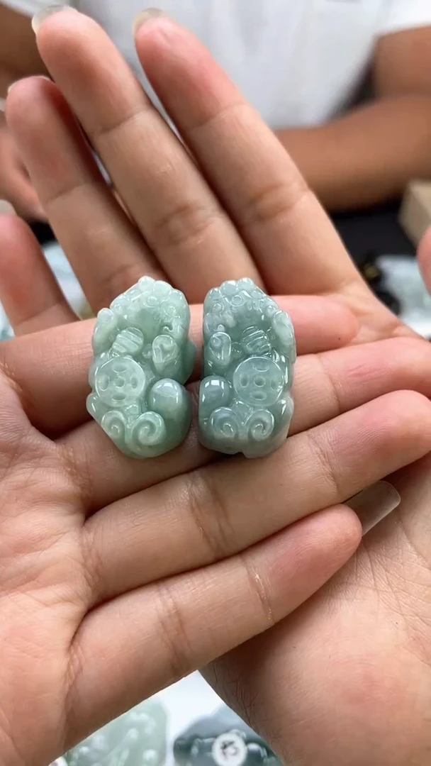 翡翠未镶嵌颈饰貔貅