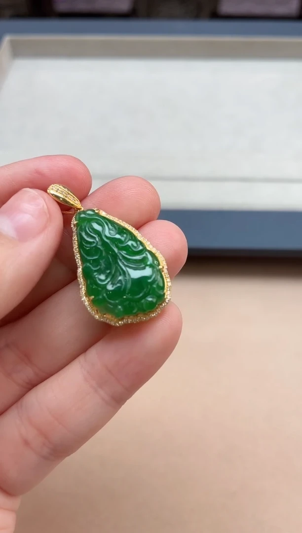 颈饰18K金镶嵌翡翠挂件