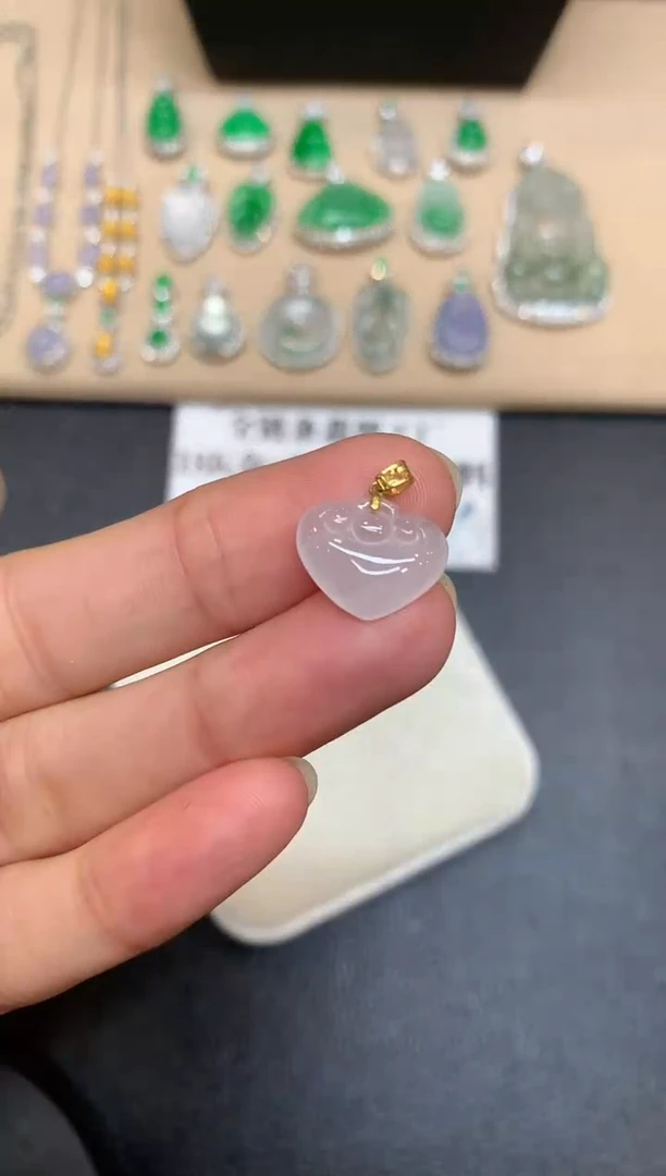 颈饰18K金镶嵌翡翠如意【无服务费