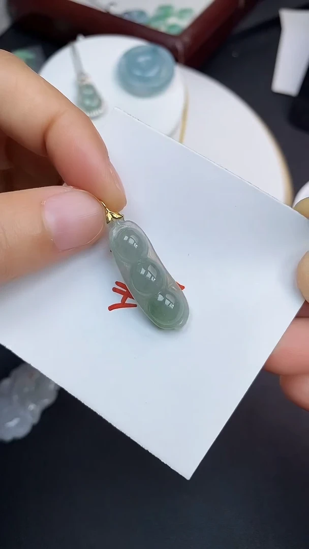 颈饰18K金镶嵌翡翠吊坠