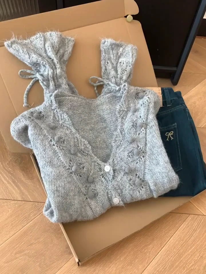 2025年早秋新款温柔风镂空V领宽松抽绳显瘦针织衫上衣