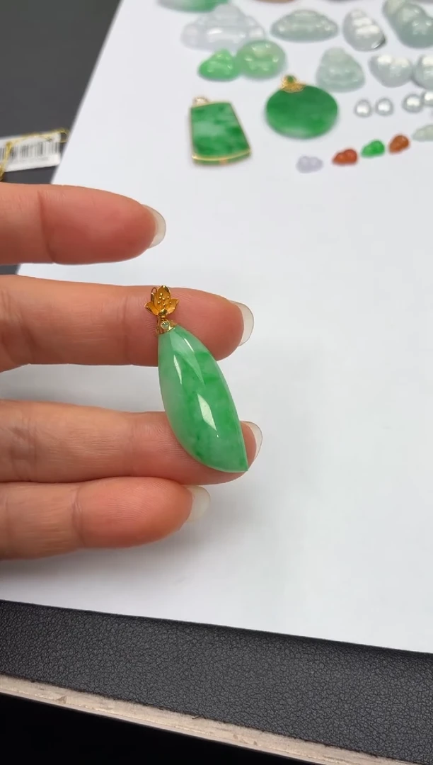 颈饰18K金镶嵌翡翠天然翡翠A货