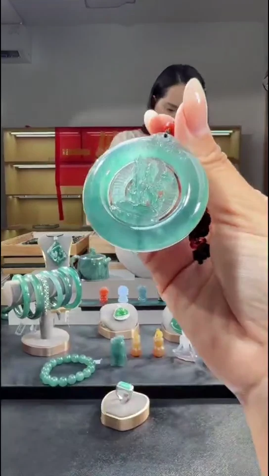颈饰未镶嵌翡翠虚空藏
