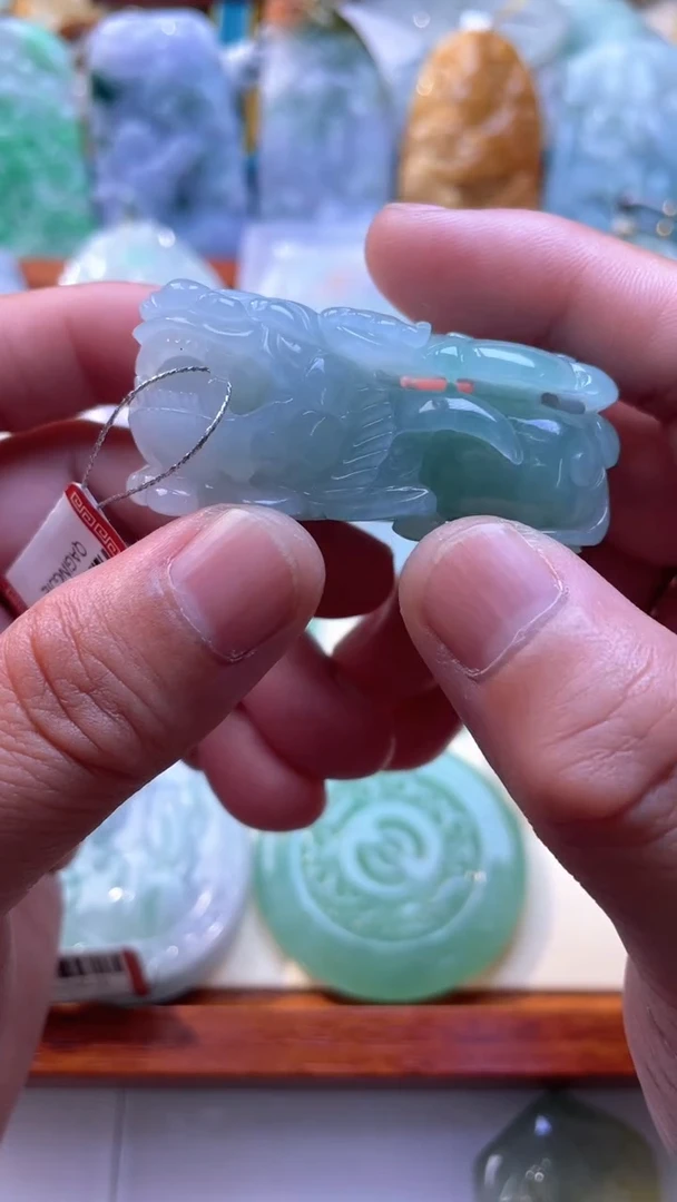 翡翠未镶嵌颈饰貔貅