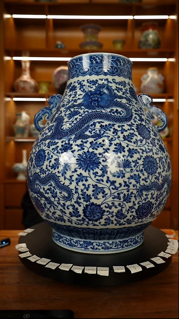 其他仿古瓷     青花缠枝龙纹尊一只