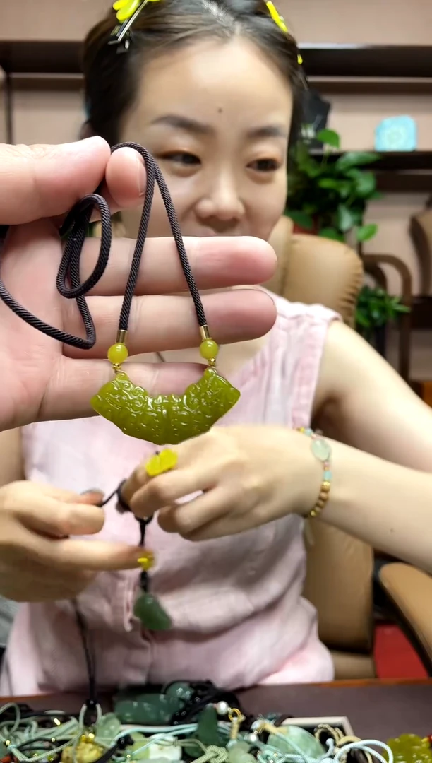 岫玉未镶嵌颈饰多样性发货发其中之一