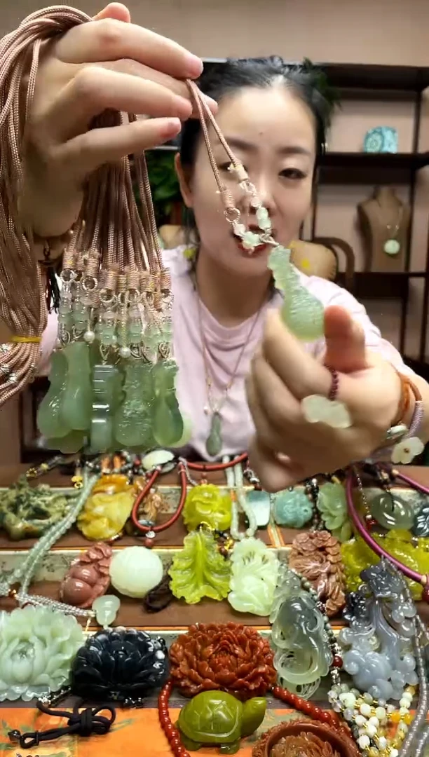 未镶嵌岫玉吊坠多样性发货发其中之一