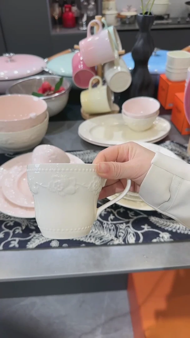 【闪购商品】瓷1个浮雕草莓陶瓷马克杯300ml奶油白