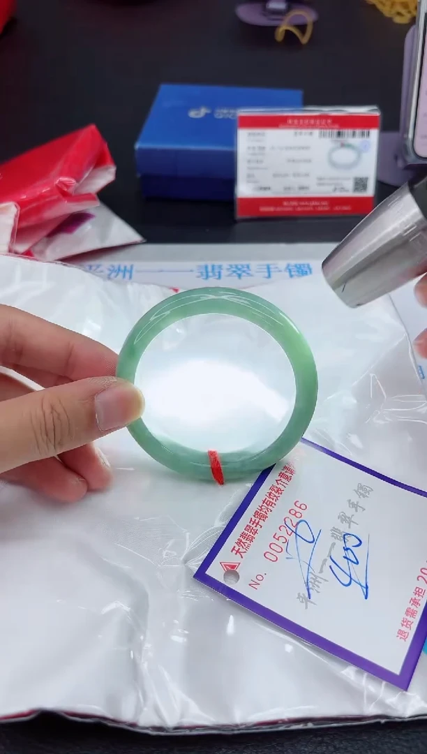 翡翠手镯未镶嵌1