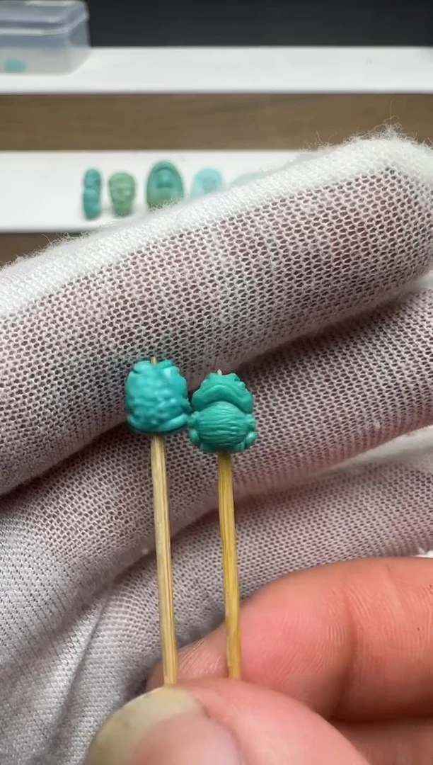 绿松石未镶嵌青蛙一对左右7.3前后6高8.3