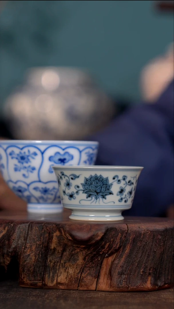柴窑缠枝莲小马蹄杯